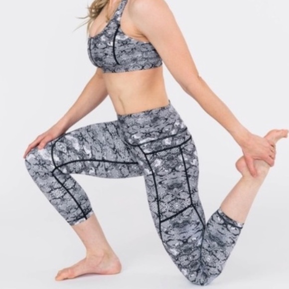 Zyia Active Cobra Metallic Pocket Light n Tight Hi-Rise Capri 6-8 - Picture 1 of 13